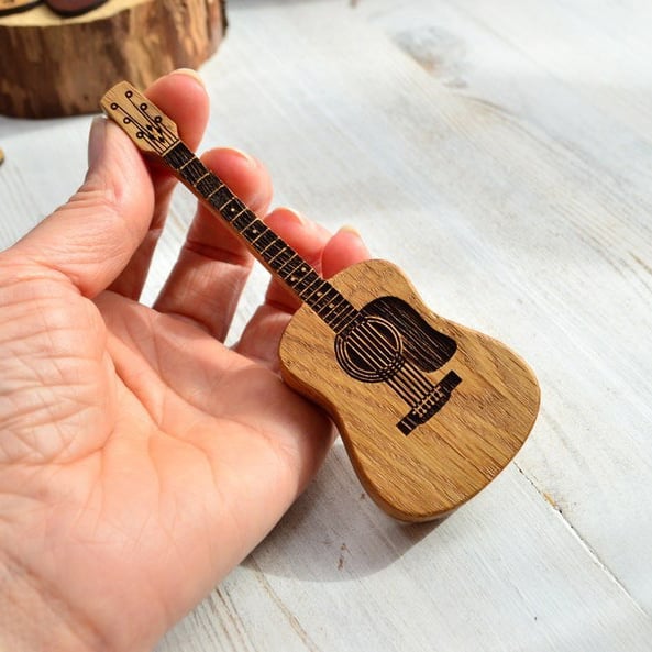 🔥Mini Cute Edition Wooden Guitar Plectrum Case